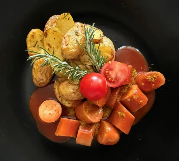 Currywurst mit Rosmarinkartoffeln