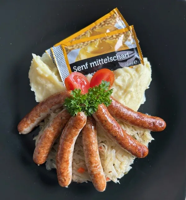 Nürnberger Rostbratwürstl mit Sauerkraut und Kartoffelpüree