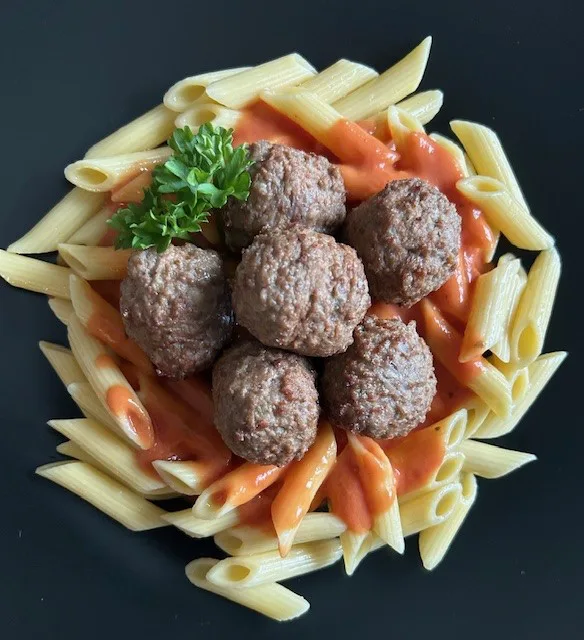 Penne mit Rinderhackbällchen und Tomatensoße