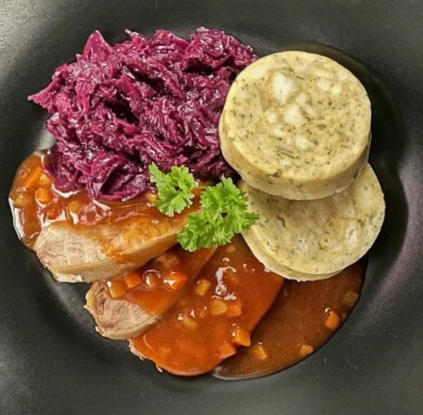Rinderbraten mit Serviettenknödel und Blaukraut