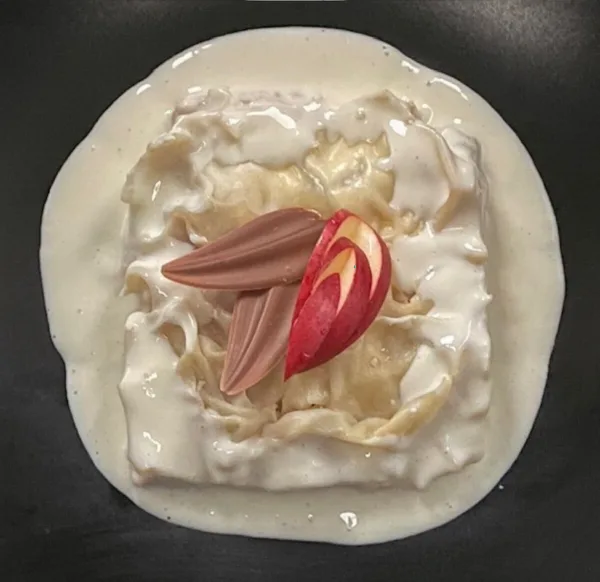 Rupfhaube mit Apfel und Vanillesoße