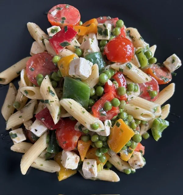 Salat Penne mit Feta, Paprika und Erbsen