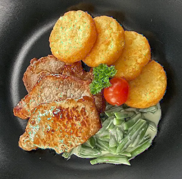 Schweinelendchen auf Rahmbohnen mit Kartoffeltaler