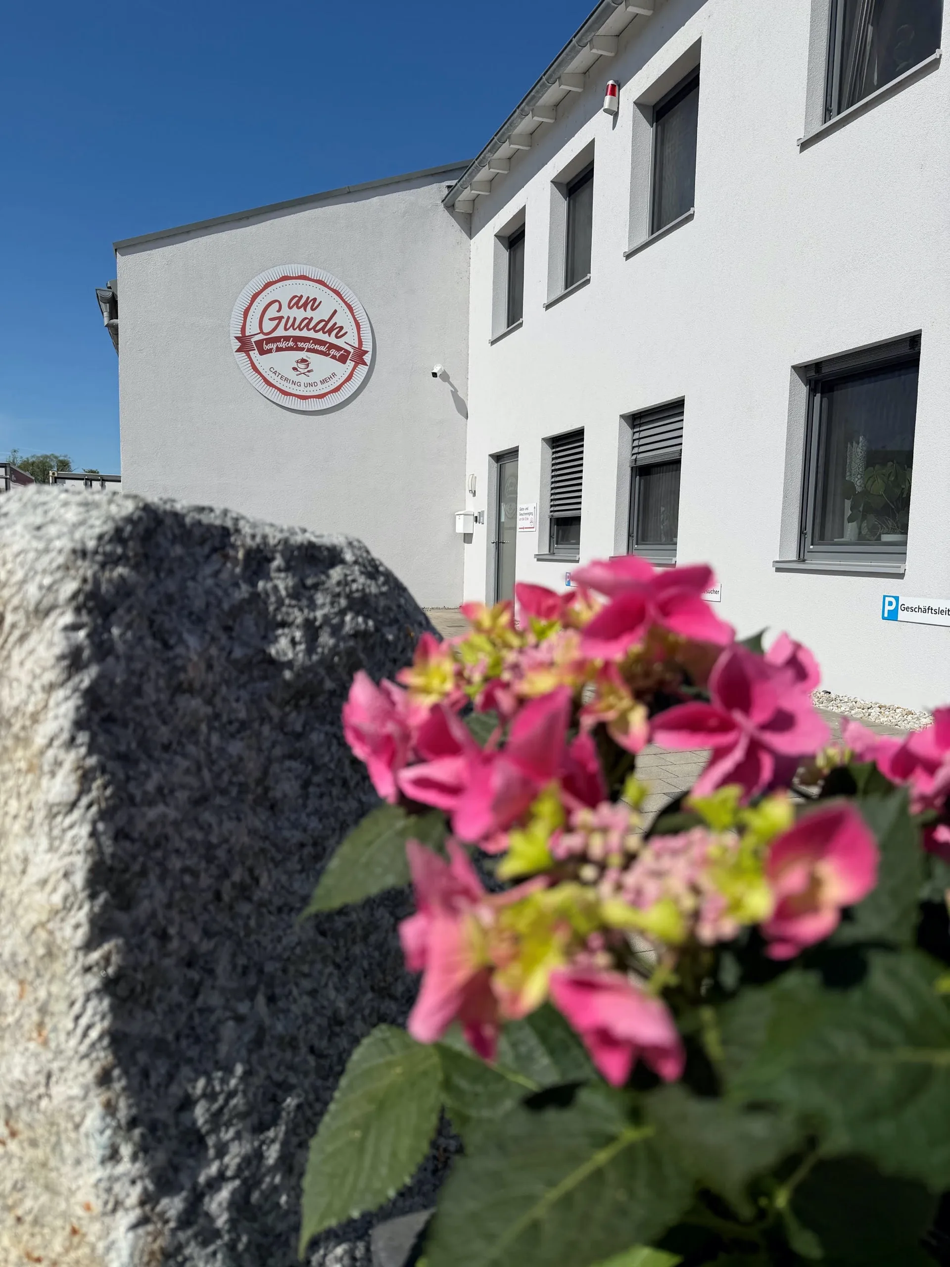 Firmengebäude mit Blumen